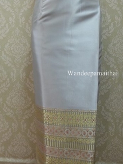 ผ้าถุงไหมสำเร็จรูปเนื้อดี สีเทาเงิน สวยมาก เอว30 นิ้วเลื่อนได้ถึง32 นิ้ว