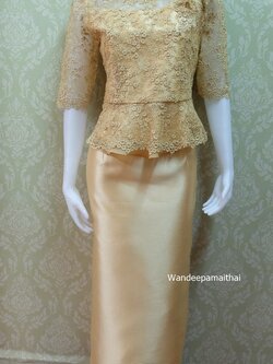 ชุดผ้าไหมอิตตาลี อัดผ้ากาวทั้งตัว ด้านหน้าแต่งด้วยลูกไม้นอก แขนสามส่วน สีทอง เสื้อ+กระโปรงยาว เบอร์ 40