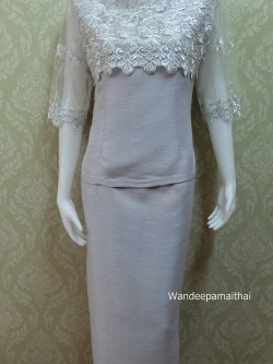 ชุดผ้าไหมญี่ปุ่น แต่งด้วยลูกไม้แก้ว แขนสามส่วน สีเทาเงิน เสื้อ+กระโปรงยาว เบอร์ L ใหญ่