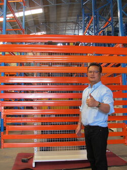 ชั้นวางของวางในโกดังในโรงงานใหม่และมือสอง