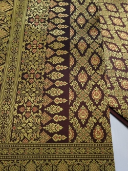 ผ้าไหมเกษตร คุณภาพดี ราคาถูก มีลายจีบหน้านางในตัว (สีเลือดหมู)