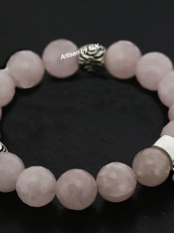สร้อยข้อมือลูกปัดโรสควอตซ์ (Rose quartz bracelet with silver beads and charms)