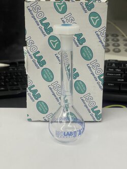 ขวดปรับปริมาตร (Flask, Volumetric Class A) with Cer. ขนาด 5,10,25,50,100,200,250,500,1000,2000 มล-Isolab England