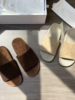 **do** รองเท้าแตะ THE ROW Hugh suede slides หนังแท้หนังกลับ มี2สี สินค้าใหม่ ของแท้