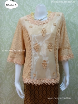 เสื้อลูกไม้ แขนสามส่วน คอระบายผ้าแก้ว ด้านหน้าแต่งผ้าแก้ว สีน้ำตาล เบอร์ 50