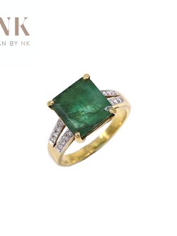 แหวนทอง18K ฝังมรกต 4.7 กะรัต ประดับด้วยเพชร