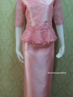 ชุดผ้าไหมสำเร็จรูป ชุดผ้าไหมอิตาลี อัดผ้ากาวทั้งตัว ปักมุขรอบคอ แต่งด้วยลูกไม้นอก สีโอรสชมพู เสื้อ+กระโปรงยาว เบอร์ 36