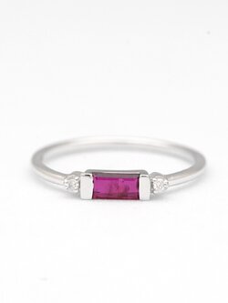 แหวนทองขาว 18:แหวนทับทิมดีไซน์มินิมอล ทำจากทับทิมแท้ ทรงสี่เหลี่ยมเพื่อความทันสมัยไม่ซ้ำใคร