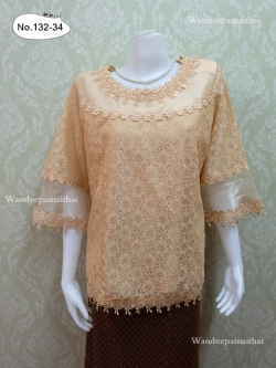 เสื้อลูกไม้ แขนสามส่วน ด้านหน้าและปลายแขน แต่งผ้าแก้ว ปักมุขรอบคอ สีน้ำตาล เบอร์ 52