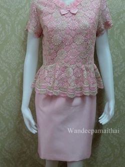 ชุดแซกลูกไม้นอกสอดดิ้น คอระบายผ้าแก้ว กระโปรงแต่งด้วยผ้าไหมอิตาลีอัดผ้ากาว เบอร์ L สีชมพู