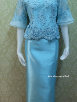 ชุดผ้าไหมอิตาลี อัดผ้ากาวทั้งตัว แต่งด้วยลูกไม้ฝรั่งเศสทั้งด้านหน้าและด้านหลัง แขนสามส่วน สีฟ้า เสื้อ+กระโปรงยาว เบอร์ 38