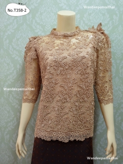 เสื้อลูกไม้ฝรั่งเศส แขน3ส่วน ด้านหลังแต่งกระดุม สีน้ำตาลทอง เบอร์ XXL อกเสื้อวัดจริง 42 นิ้ว