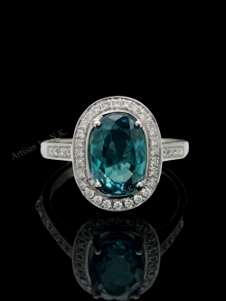 แหวนพทายล้อมเพชร (18K White Gold Ring with Natural Zircon and Diamonds)