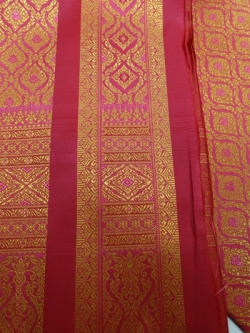 ผ้าไหมเกษตร คุณภาพดี ราคาถูก มีลายจีบหน้านางในตัว (สีชมพูเข้ม)