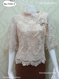 เสื้อลูกไม้อิตาลีเนื้อนุ่มมาก แขน3ส่วน คอตั้ง อกแต่งดอกช่อดอกไม้ปักมุข สีน้ำตาล เบอร์ L อกเสื้อวัดจริง 38 นิ้ว