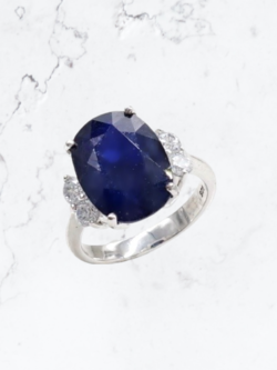 แหวนเงินแท้ ประดับไพลินแท้ ขนาด 10mm.*13mm. และ เพชร CZ ขนาด 4mm. 4 เม็ด