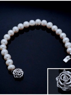 สร้อยข้อมือมุกแท้ พร้อมตัวล็อคทำจากเงินแท้ลายกุหลาบ (Fresh water pearl bracelet with sterling silver rose lock)