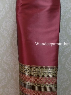 ผ้าถุงไหมสำเร็จรูป เนื้อดี สีเลือดหมู สวยมาก เอว28นิ้วเลื่อนได้ถึง30นิ้ว