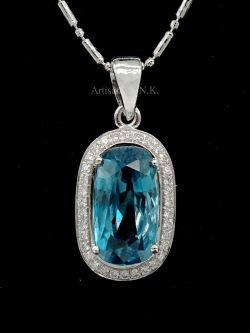 จี้ทอง: จี้เพทายล้อมเพชร ตัวเรือนทองคำขาว (18ct white gold blue zircon and diamond pendant.)