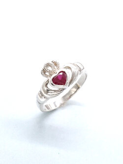 แหวนเงินแท้: แหวนมงกุฏหัวใจแหวนคลัดดาห์ (Claddagh ring) สัญลักษณ์แห่งความรัก และมิตรภาพ