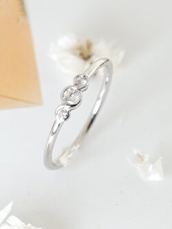 แหวนเพชรทรงมินิมอล เพชรหนัก 9 ตังค์ (Minimal Diamond Ring 0.09 Carat)