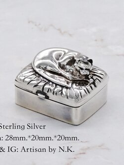 ตลับยา แอนทีค ทำจากเงินแท้ ลายแมวป่า (Silver Pillbox-Napping Cat)