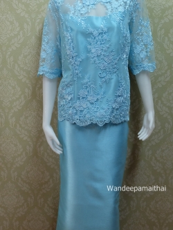 ชุดผ้าไหมอิตตาลี อัดผ้ากาวทั้งตัว แต่งด้วยลูกไม้นอก แขนสามส่วน เสื้อ+กระโปรงยาว เบอร์ 46 สีฟ้า