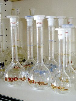 Flask, Volumetric Glass Class A with Certificate (ขวดปรับปริมาตร ชนิดแก้ว)