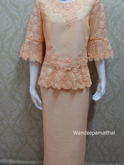 ชุดผ้าไหมสำเร็จรูป ชุดผ้าไหมญี่ปุ่น อัดผ้ากาวทั้งตัว แต่งด้วยลูกไม้นอกทั้งด้านหน้าและด้านหลัง ปักมุข สีไข่ เสื้อ+กระโปรงยาว เบอร์ 44