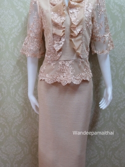 ชุดผ้าไหมญี่ปุ่น อัดผ้ากาวทั้งตัว แต่งด้วยลูกไม้นอก สีน้ำตาลกาแฟอ่อน เสื้อ+กระโปรงยาว เบอร์ 38