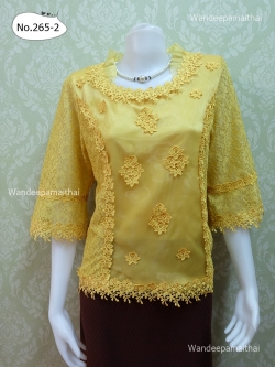 เสื้อลูกไม้ แขนสามส่วน คอระบายผ้าแก้ว ด้านหน้าแต่งผ้าแก้ว สีไพรทอง เบอร์ 50