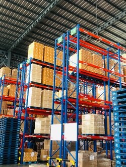 ชั้นวางของชั้นวางสินค้าในคลังสินค้ามือสอง