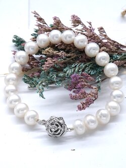 สร้อยข้อมือไข่มุกแท้ พร้อมตัวล็อตลายกุหลาบ ทำจากเงินแท้ (Fresh water pearl bracelet with silver clasp