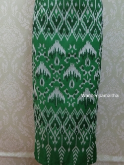 ผ้าถุงไหมผสมฝ้ายสำเร็จรูป สีเขียว เอว32เลื่อนออกได้ถึง34 นิ้ว