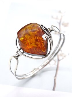 Artisan by NK - กำไลเงินแท้ ประดับด้วย อำพันแท้ จากโปแลนด์ (Silver Bangle with big Natural Amber)