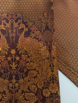 ผ้าถุงไหมเกษตร ผ้ารับไหว้ สีเลือดหมู ลายนกยูง