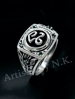 แหวนหัวนะโม ทำจากเงินแท้ ฝังเพชร CZ สีเขียว มรกต