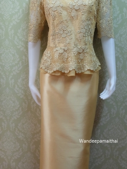 ชุดผ้าไหมอิตาลี อัดผ้ากาวทั้งตัว แต่งด้วยลูกไม้ฝรั่งเศสทั้งด้านหน้าและด้านหลัง แขนสามส่วน สีทอง เสื้อ+กระโปรงยาว เบอร์ 36