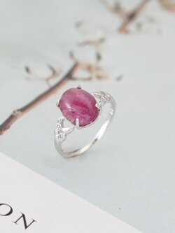 แหวนเงินแท้ ประดับด้วยทับทิมหลังเบี้ย และเพชรแท้