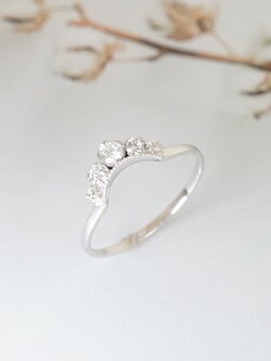Little Tiara Diamond Ring แหวนเพชรแท้รูปทรงน่ารักที่เราได้รับแรงบันดาลใจมาจากมงกุฎอันจิ๋วๆที่สาวๆทุกคนต้องเคยใส่สมัยเด็กๆตอนเป็นเล่นเป็นเจ้าหญิง