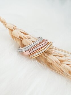 Wavy Pave Diamond Band แหวนเพชรแถวเรียบง่าย ที่ไม่ธรรมดา