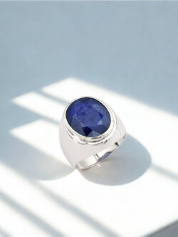 Crafted for the bold. แหวนเงินแท้ 925 ชุบทองขาว ฝังไพลินแท้ เจียระไนเหลี่ยมธรรมชาติ