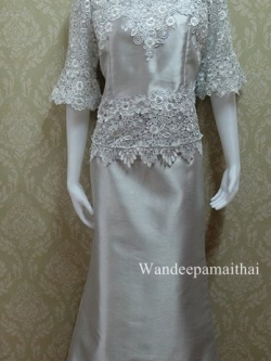 ชุดผ้าไหมอิตตาลี ชุดผ้าไหม อัดผ้ากาวทั้งตัว แต่งด้วยลูกไม้นอกสอดดิ้น แขนสามส่วน สีเงิน เสื้อ+กระโปรงยาวทรงหางปลา เบอร์ 38