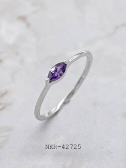 แหวนเงินแท้ สไตล์มินินอล ประดับเพชร CZ ตัวเรือนเงินแท้ 92.5%