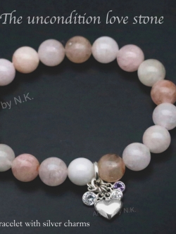 สร้อยข้อมือมอร์แกไนท์ ขนาดเม็ดละ 10 มิลลิเมตรพร้อมจี้เงิน (Morganite bracelet with silver charms)