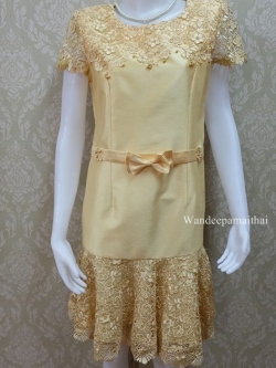 ชุดแซกผ้าไหมอิตาลีอัดผ้ากาวทั้งตัว แต่งด้วยลูกไม้นอกสอดดิ้น มีที่คาดเอว สีเหลืองทอง อกเสื้อวัดเต็ม39 นิ้ว