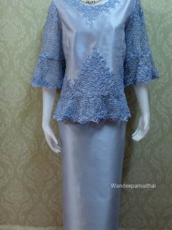 ชุดผ้าไหมสำเร็จรูป ชุดผ้าไหมอิตาลี อัดผ้ากาวทั้งตัว แต่งด้วยลูกไม้นอกทั้งด้านหน้าและด้านหลัง ปักมุข สีฟ้าเงิน เบอร์ 44