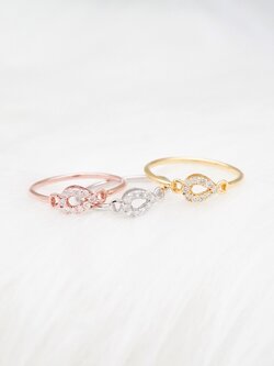 แหวนเพชรทรงหยดน้ำสุดคลาสสิค ทางร้านเราได้ดีไซน์มาในทรงหยดน้ำเล็กๆ สื่อถึงหยาดน้ำค้างอันแสนบริสุทธิ์สดชื่น เหมาะสำหรับใส่ติดนิ้วในทุกๆวันค่ะ