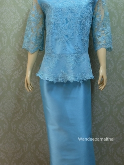 ชุดผ้าไหมอิตาลี ด้านหน้าแต่งลูกไม้ฝรั่งเศส คอปักมุขและเลื่อม อัดผ้ากาวทั้งตัว แขนสามส่วน สีฟ้า เสื้อ+กระโปรงยาว เบอร์ 44