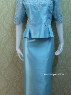 ชุดผ้าไหมอิตาลี อัดผ้ากาวทั้งตัว แต่งด้วยลูกไม้ฝรั่งเศส แขนสามส่วน สีฟ้า เสื้อ+กระโปรงยาว เบอร์ 38